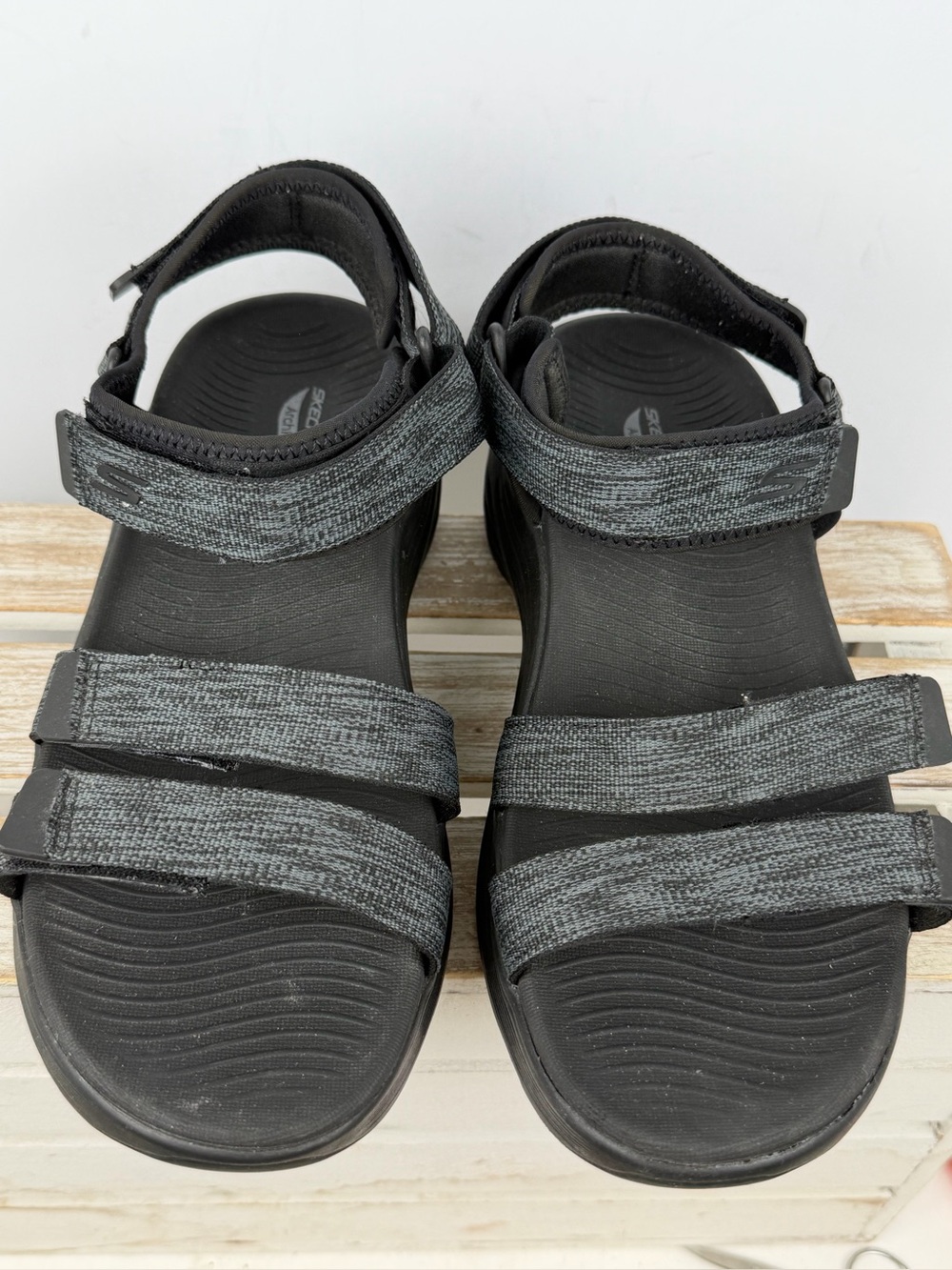 Skechers GO WALK Arch Fit sandal black adjustable hook-and-loop straps size 8 - Picture 4 of 13